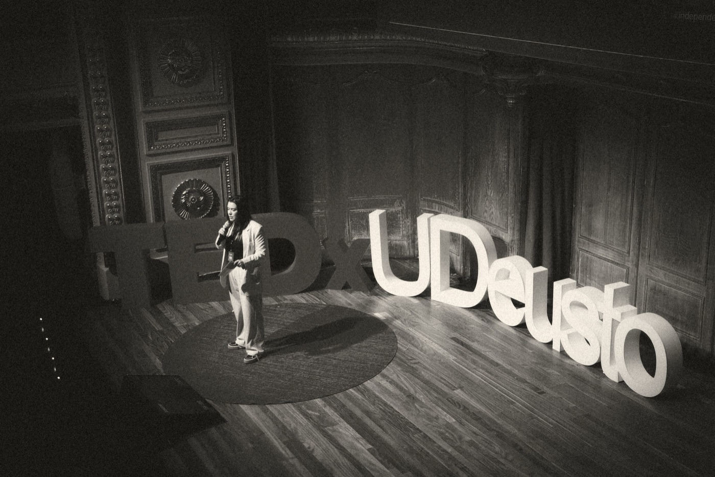Georgia en el escenario de TEDx UDeusto